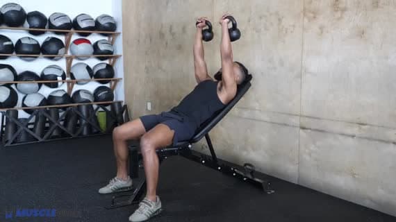 ضغط صدر مائل بالكرة الروسية