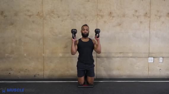 壶铃跪姿底朝上头顶推举