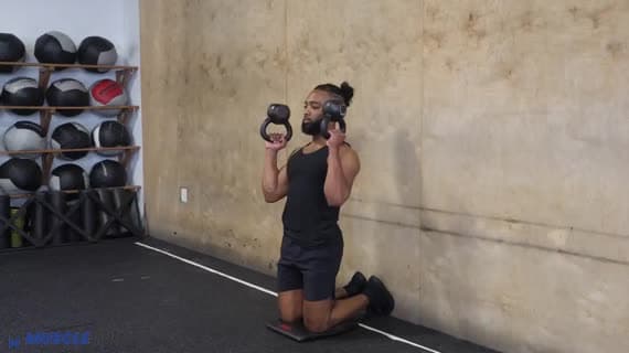 壶铃跪姿底朝上头顶推举