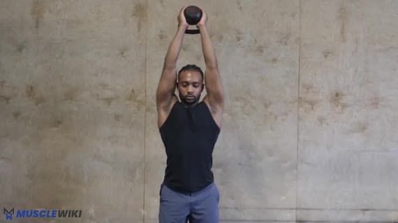 Extensão de Tríceps com Kettlebell Acima da Cabeça
