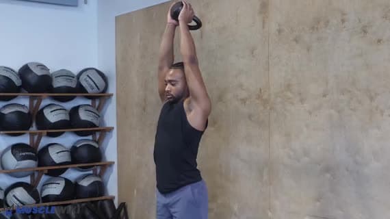 Extensão de Tríceps com Kettlebell Acima da Cabeça
