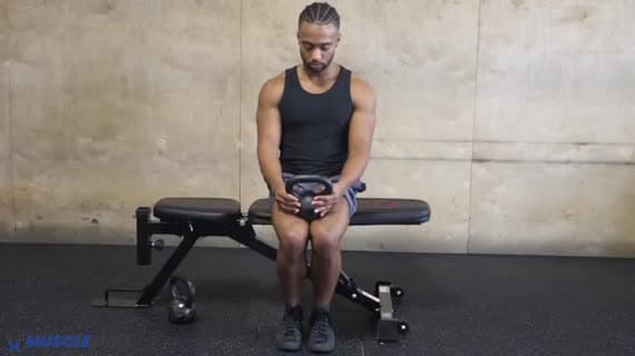 Сидячие подъёмы на носки с гирей