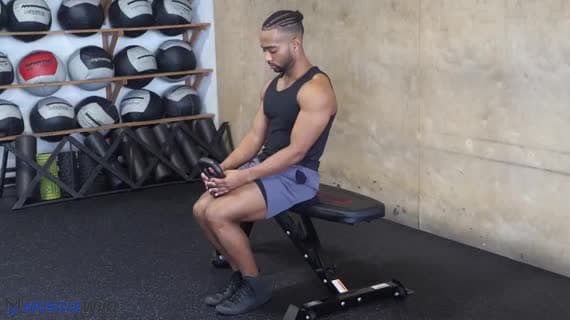 Сидячие подъёмы на носки с гирей