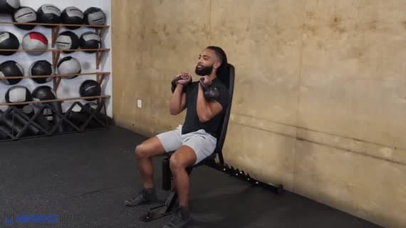 ضغط كتف جالس بالكيتل بيل