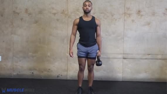 Marche du fermier à un bras avec kettlebell