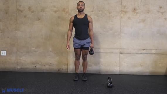 केटलबेल सिंगल-आर्म फॉरवर्ड लंज