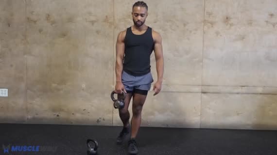 الرفعة الميتة على ساق واحدة باستخدام kettlebell