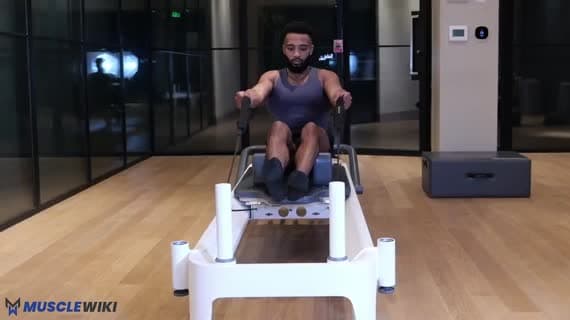 Подготовка к тягам для спины — сидячий «самолёт»