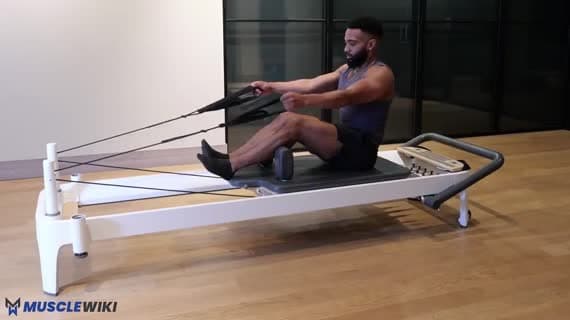 Подготовка к тягам для спины — сидячий «самолёт»