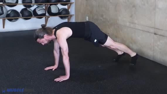 Trening stabilności tułowia 5: Unoszenie kończyn przeciwnych na boki z zgięciem kolana pod łokieć w pozycji pompek