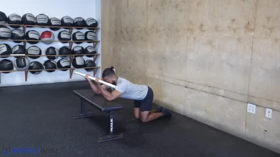 Testo: Stretch Rotazione Esterna di Lat e Spalla 1 Ginocchio con Bacchetta