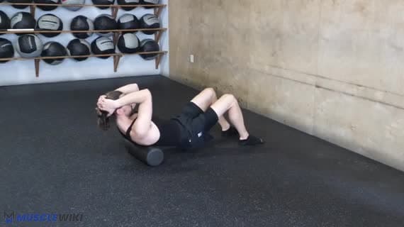 تمددات الجزء العلوي من الظهر على رولر الفوم