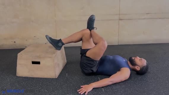 پل باسن با وزن بدن، پاها بالاتر در حالت شکل چهار