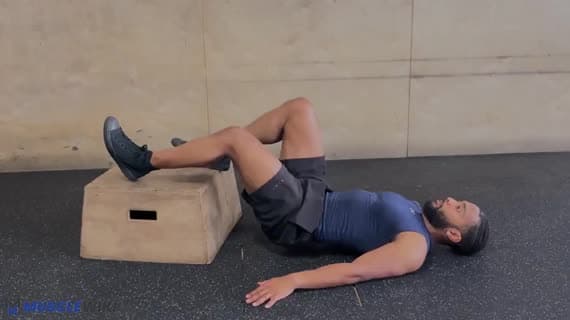 徒手双脚抬高交错臀桥