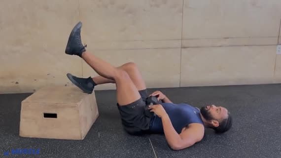 डम्बल के साथ पैरों ऊँचे एक-पैर ग्लूट ब्रिज