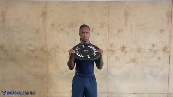 Développé au‑dessus de la tête avec disque puis extension triceps