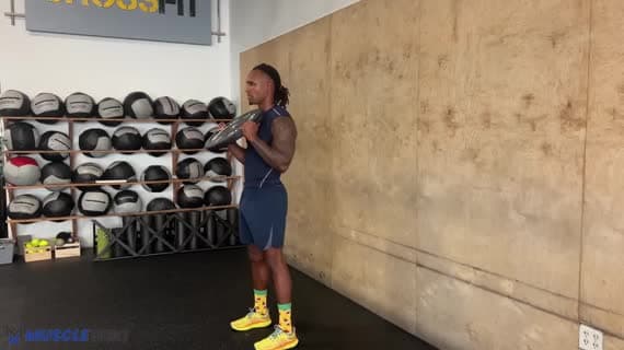 Développé au‑dessus de la tête avec disque puis extension triceps