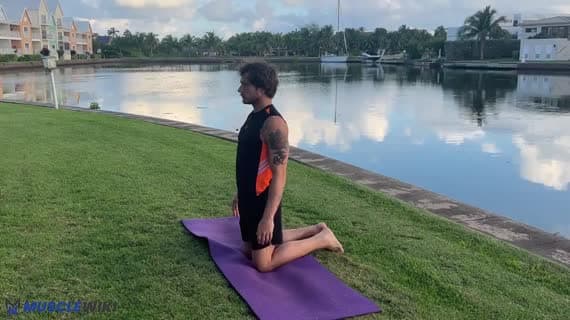 Variazione Parighasana — braccio esteso lateralmente